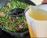 Foto del paso 2 de la receta: Guisantes con butifarra de perol