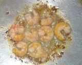 A picture of step 2 of Prawns spaghetti.