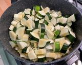 Une image de l'étape 7 de Courgettes à l'ail rose et épices indiennes.