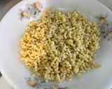 Une image de l'étape 1 de Salade de coquillettes aux carottes, tomates bicolores et oignon rouge.