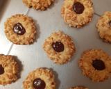 Foto langkah ke 6 dari resep Peanut Choco Thumbprint Cookies.