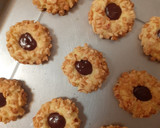 Foto langkah ke 6 dari resep Peanut Choco Thumbprint Cookies.