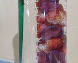 Foto langkah ke 4 dari resep Infused Water Strawberry Grape.