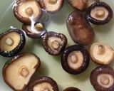 Hình bước làm 2 của món Bắp cải cuốn thịt nấm