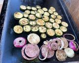 Une image de l'étape 9 de Courgettes et duo d’oignons grillés au zaatar et herbes aromatiques.