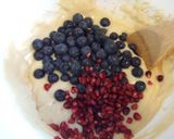 Foto del paso 2 de la receta Muffins de yogur con arándanos y granada
