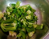 शिमला मिर्च आलू की सब्जी(shimla mirch aloo ki sabzi recipe in hindi) रेसिपी चरण 1 फोटो