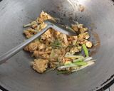 รูปขั้นตอนการทำที่ 3 ของ มะเขือเทศผัดไข่