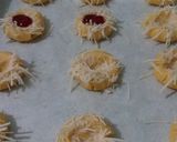 Foto langkah ke 4 dari resep Strawberry dan Tiramisu ThumbPrint.