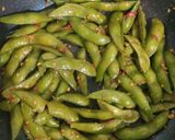 Foto langkah ke 3 dari resep Spicy Garlic Edamame.