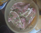 Foto del paso 1 de la receta: Chuletas de cerdo adobadas con papas arrugás y salsa