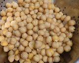 Foto del paso 1 de la receta: Lombarda con garbanzos y langostinos