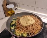 Foto del paso 6 de la receta: Pasta con calabacín, hummus y piñones