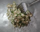 Foto langkah ke 2 dari resep Tumis terong bulet.