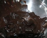 Foto langkah ke 2 dari resep Kacang balut cokelat.