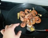 Foto langkah ke 2 dari resep Udang goreng asam manis.