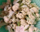 Foto langkah ke 2 dari resep Sop Kembang Kol.