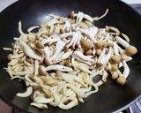 蒜味雙菇(杏鮑菇.鴻喜菇)炒肉絲的食譜步驟3照片