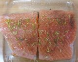 Foto del paso 1 de la receta: Salmón al horno con langostinos y limón