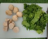 Foto langkah ke 1 dari resep Bekal sekolah: mie goreng bakso udang Nanas.