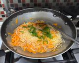 Foto langkah ke 3 dari resep Bihun Wortel Isian Pastel.