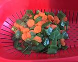 Une image de l'étape 6 de Pois gourmands et carottes aux échalotes et ciboulette.