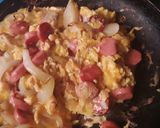 Foto del paso 4 de la receta: Huevo con salchichas y cebolla🧅