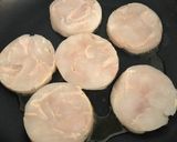Foto del paso 1 de la receta: Medallones de merluza en salsa cremosa de tomate seco, setas y albahaca