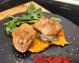 Foto del paso 4 de la receta: Delicias de pollo al horno con verduras ahumadas y base de hummus