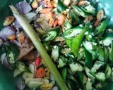 Foto langkah ke 2 dari resep Oseng pindang cabe ijo.