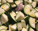 Foto del passaggio 1 della ricetta Trofie con zucchine e acciughe