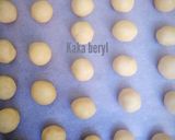 Foto langkah ke 2 dari resep Strawberry cheese thumbprint cookies.