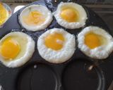 Foto langkah ke 1 dari resep Telur ceplok saus Inggris/ Fried eggs with worcesteshire sauce.