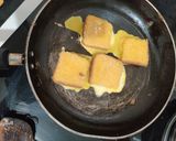 A picture of step 4 of Bread with egg.
