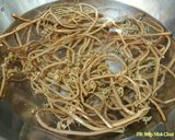 Hình bước làm 1 của món Rau Dương Xỉ Xào 고사리 나물 볶음 (Món Chay)