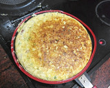 Foto del paso 6 de la receta: Tortilla de papas, calabacín, cebolla y chistorra