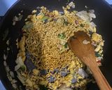 Foto langkah ke 4 dari resep Mie goreng pipih.
