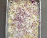 Foto del paso 4 de la receta: Merluza al horno con patata 🐟🥔