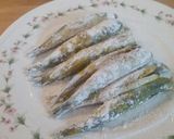 Foto del paso 2 de la receta Boquerones fritos con cúrcuma y limón