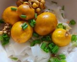 Hình bước làm 2 của món Mì lá tươi trộn trứng non
