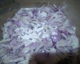 Foto langkah ke 3 dari resep Bawang merah goreng.