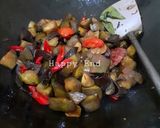 Foto langkah ke 4 dari resep Tumis Terong Jamur Kuping.