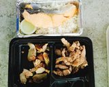 รูปขั้นตอนการทำที่ 2 ของ ข้าวผัดปลาทูพริกเผา หมูทอด แซลมอน