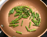 Foto del paso 4 de la receta: Revuelto de gambas al ajillo y trigueros frescos