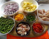 Foto del paso 1 de la receta: Guisado de pollo con patatas y pimientos variados