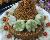 Foto langkah ke 3 dari resep Tumpeng Mi Goreng.