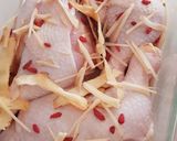 A picture of step 4 of Steamed Herbal Chicken.