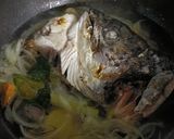 Foto langkah ke 2 dari resep Sup Kepala Ikan Salmon.