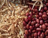 Foto langkah ke 2 dari resep Kering Tempe Teri Kacang Tanah (Bumbu Iris).