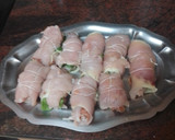 Foto del paso 5 de la receta: Rollitos de pechuga rellenos de jamón serrano, queso y espinacas con papas fritas